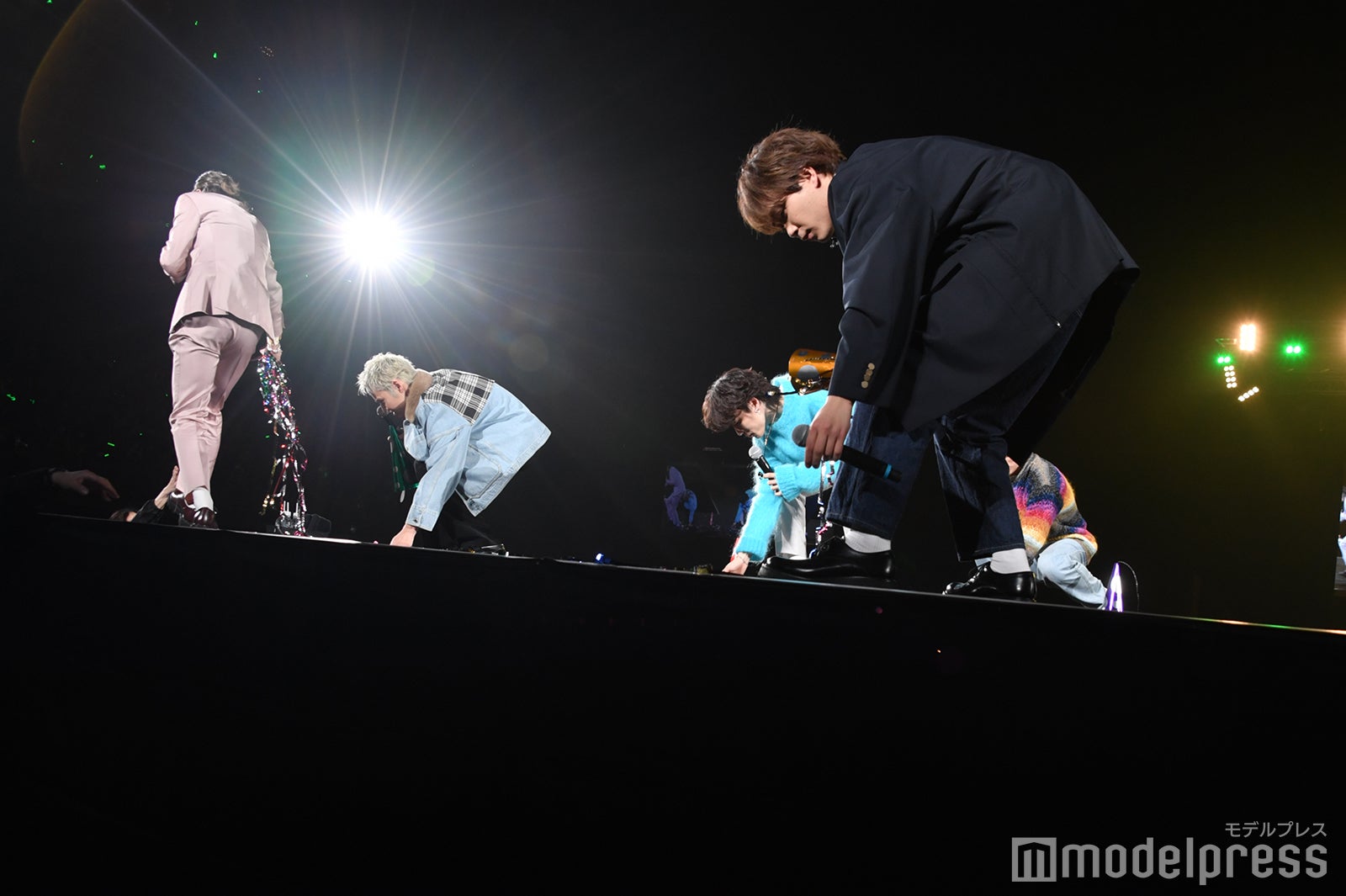 ステージに落ちたテープを自ら拾うコムドット （C）モデルプレス