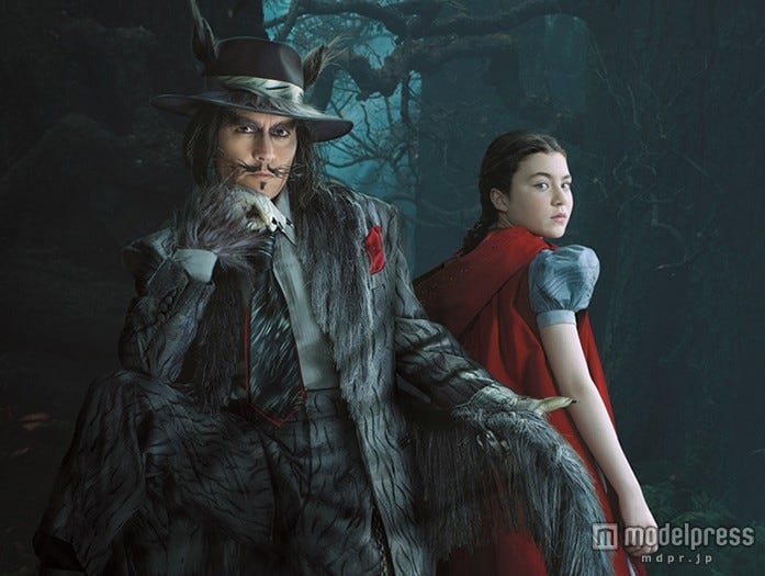 ジョニー・デップ演じるオオカミ&赤ずきん役のリラ・クロフォード/(C) 2015 Disney Enterprises,INC. All Rights Reserved.