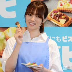 モデルプレス - 深田恭子が“カフェ店員”に!可愛すぎる制服姿で登場