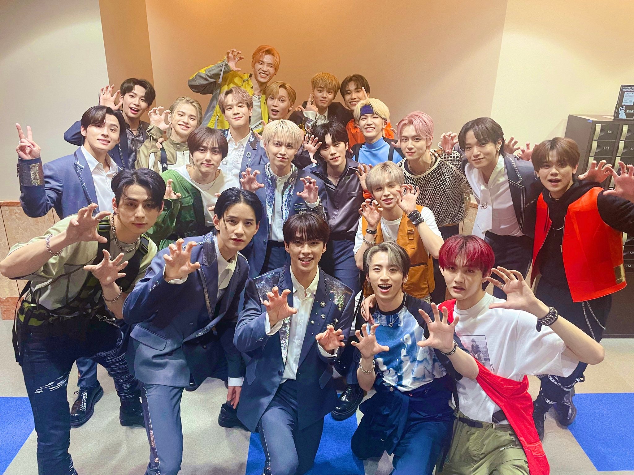 JO1＆INI、寅ポーズの集合ショット公開 最前の“年男4人”に注目集まる