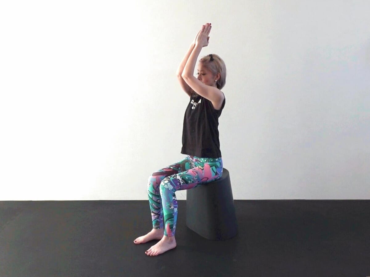 2：二の腕で肘を押し上げる意識で、肩が上がりすぎないように注意。