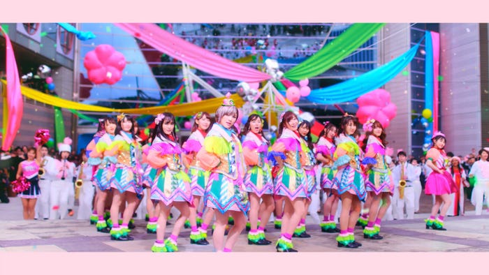 AKB48「ジャーバージャ」MVより(C)AKS/キングレコード
