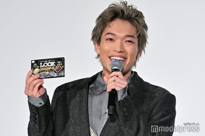 懐から「LOOK」を取り出す原嘉孝(C)モデルプレス