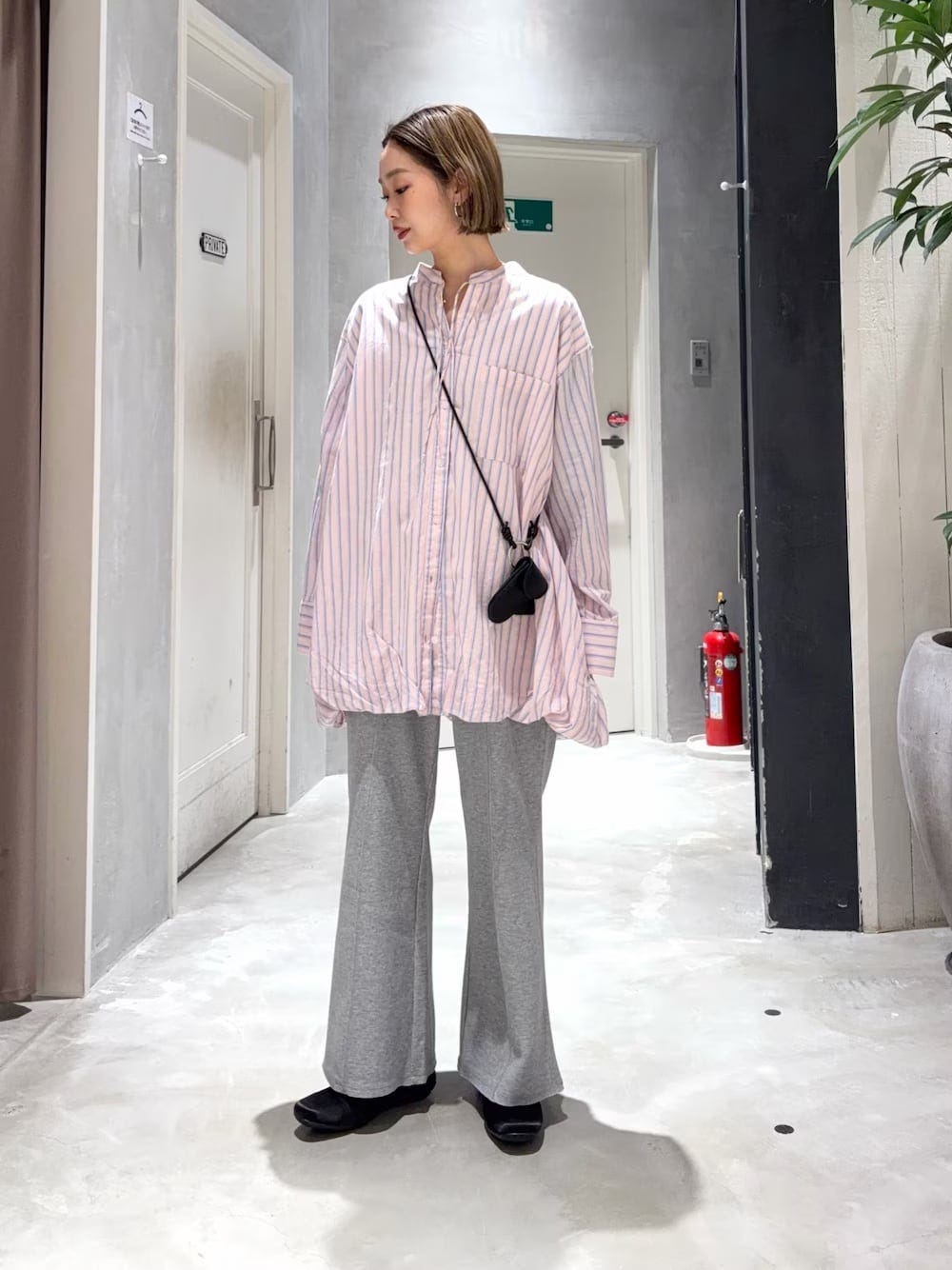 【OKコーデ】オーバーサイズのきれい色シャツにはフレアパンツが好相性 出典:WEAR