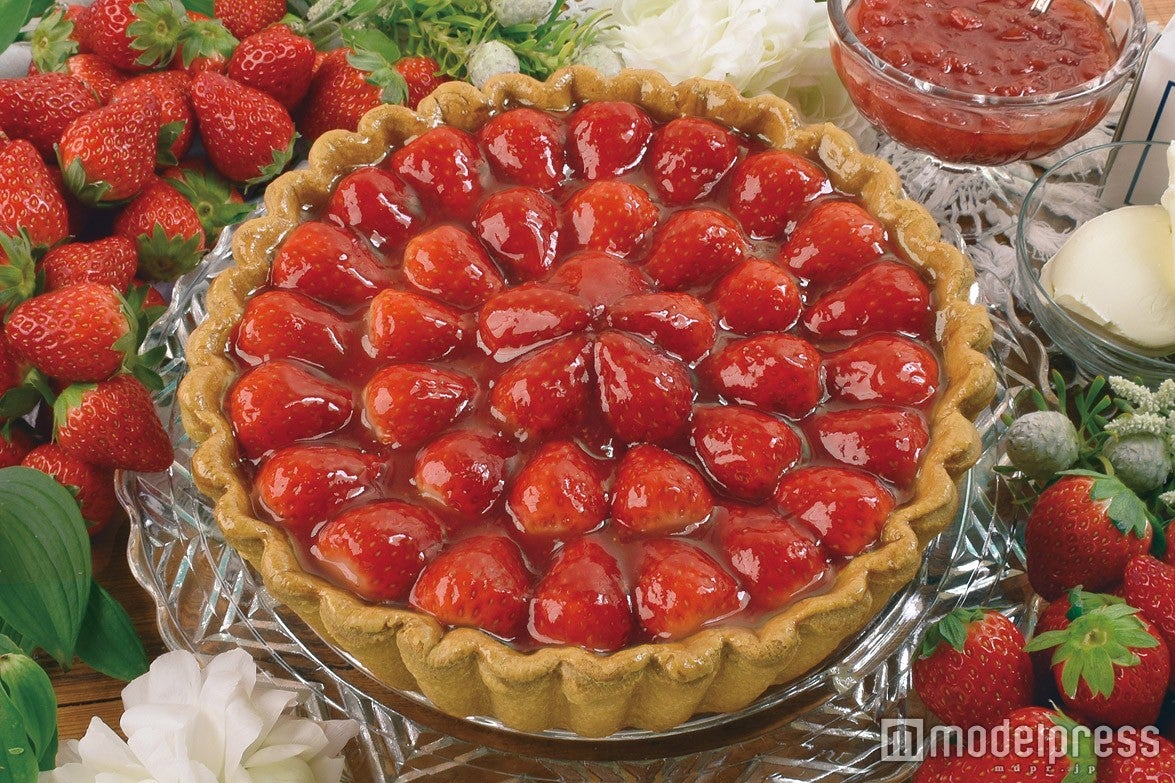 「イチゴとベイクドチーズのタルト」piece：658円／whole：5,616円