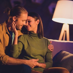 女性が「このあと誘ってほしいときにする」サインとは