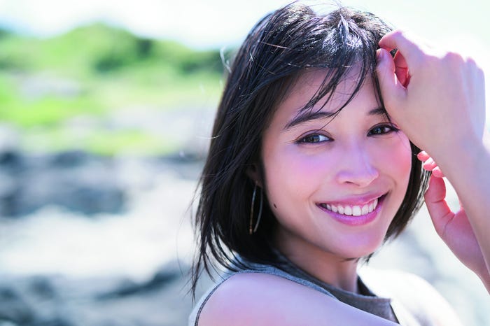 「広瀬アリスカレンダー2020」(東京ニュース通信社刊)