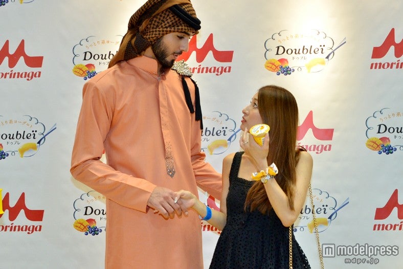 日本人女性との会話を楽しむオマール・ボルガン・アルガラ氏