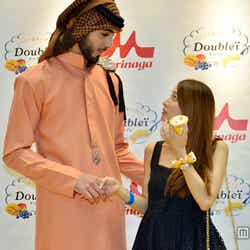 日本人女性との会話を楽しむオマール・ボルガン・アルガラ氏