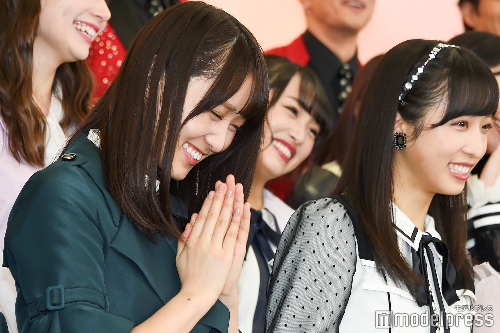 純烈・小田井涼平のジョークに笑う菅井友香 （C）モデルプレス