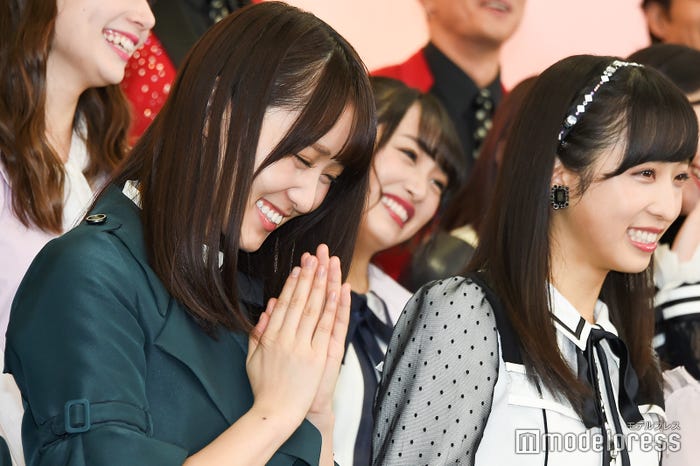 純烈・小田井涼平のジョークに笑う菅井友香 (C)モデルプレス