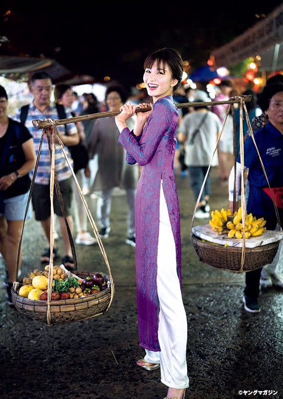 岡崎紗絵(C)佐藤佑一 /ヤングマガジン