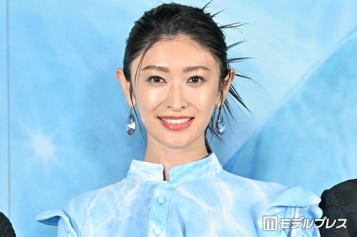 山田優、ショーパン×ブーツから圧巻美脚披露「腰の位置高すぎ」「着こなしがレベチ」