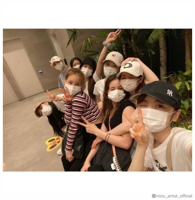 NiziU、1年前との比較ショット公開「天使の集団」「どんどん可愛くなってる」の声集まる