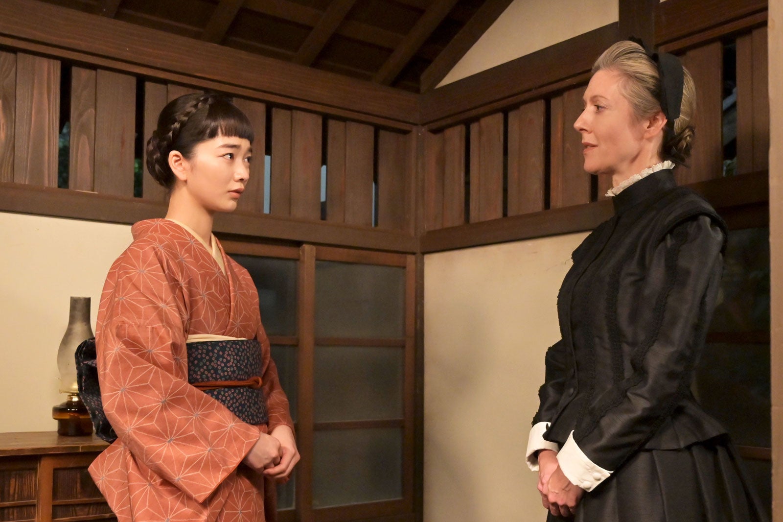 見上愛、エマ・ハワード「風、薫る」第33話（C）NHK
