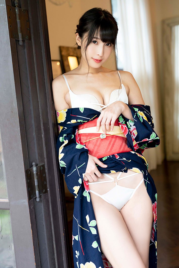 川崎あや、圧巻ハイレグ＆美谷間に釘付け「FLASH」史上初のW表紙