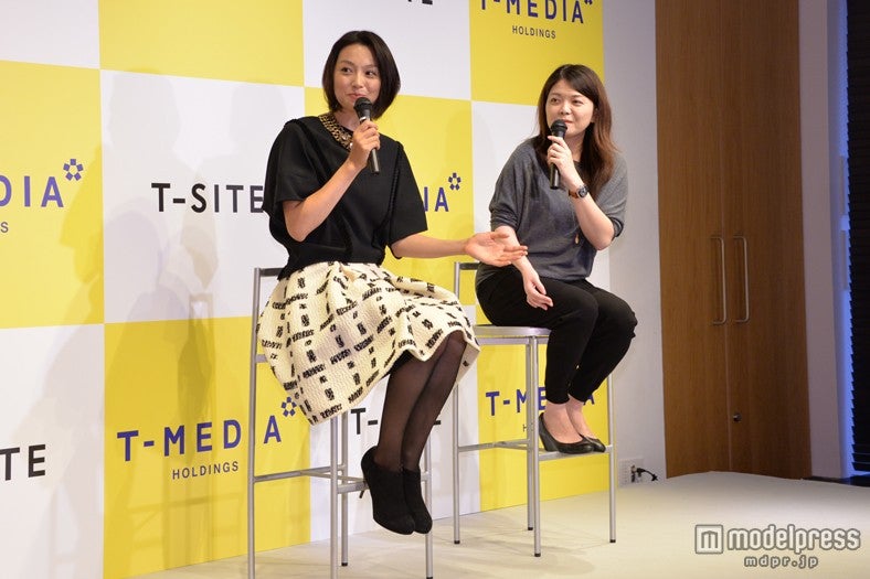 本上まなみ（左）／ステージの様子