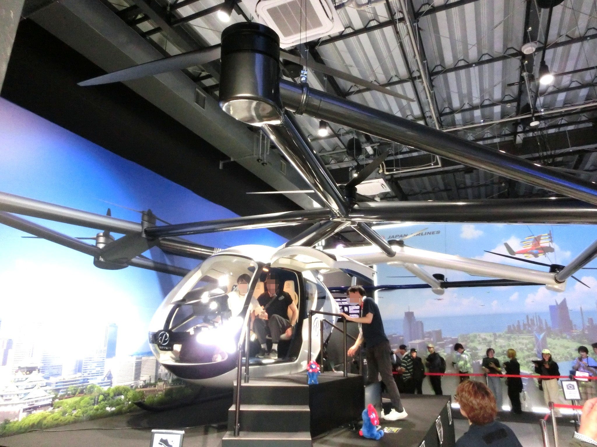 未来を想像させる「空飛ぶクルマ」は、展示だけでなく実飛行も