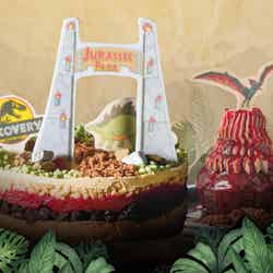 (左から)ジュラシックパーク・ケーキ~チョコ&ダークチェリー~、フライングダイナソー・カップケーキ~チョコ&ラズベリー~/画像提供:ユニバーサル・スタジオ・ジャパン