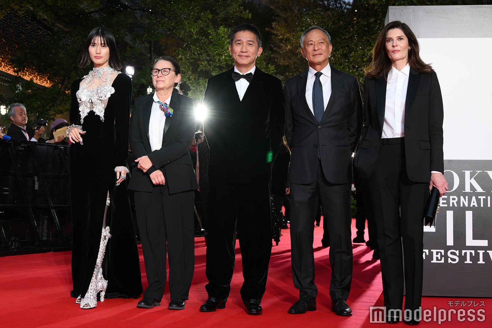 橋本愛、エニェディ・イルディコー、トニー・レオン、ジョニー・トー、キアラ・マストロヤンニ「第37回東京国際映画祭（TIFF）」オープニングイベントレッドカーペットの様子（C）モデルプレス