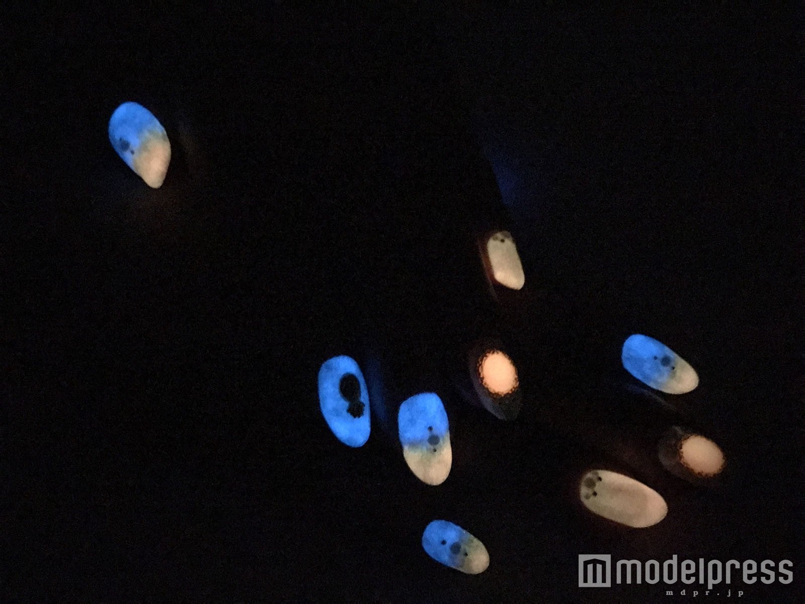 暗い所では全く違うデザインに（C）モデルプレス