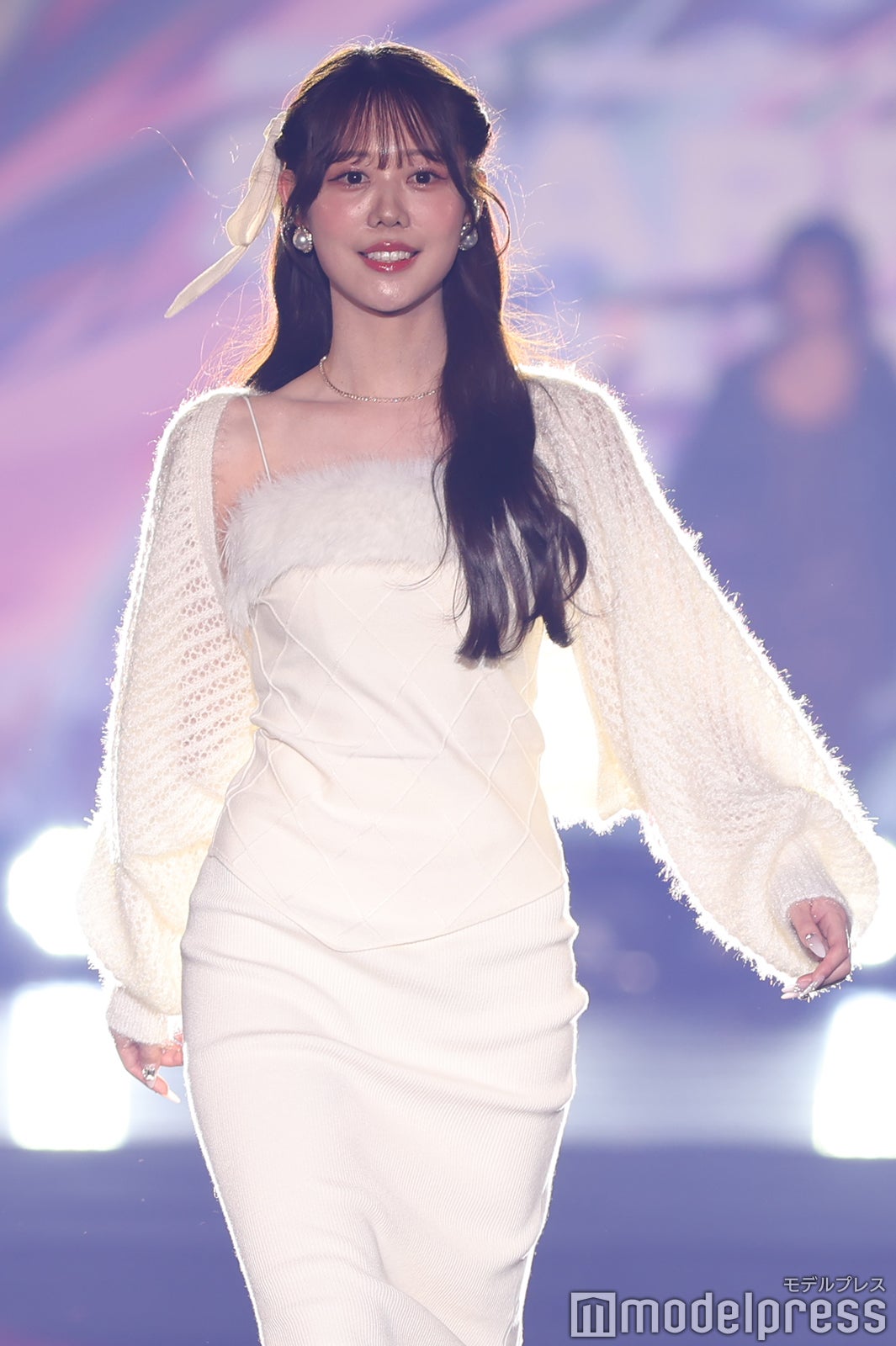 瀬名ちひろ、美デコルテ輝く オールホワイトコーデで登場【STARRZ TOKYO 2025】