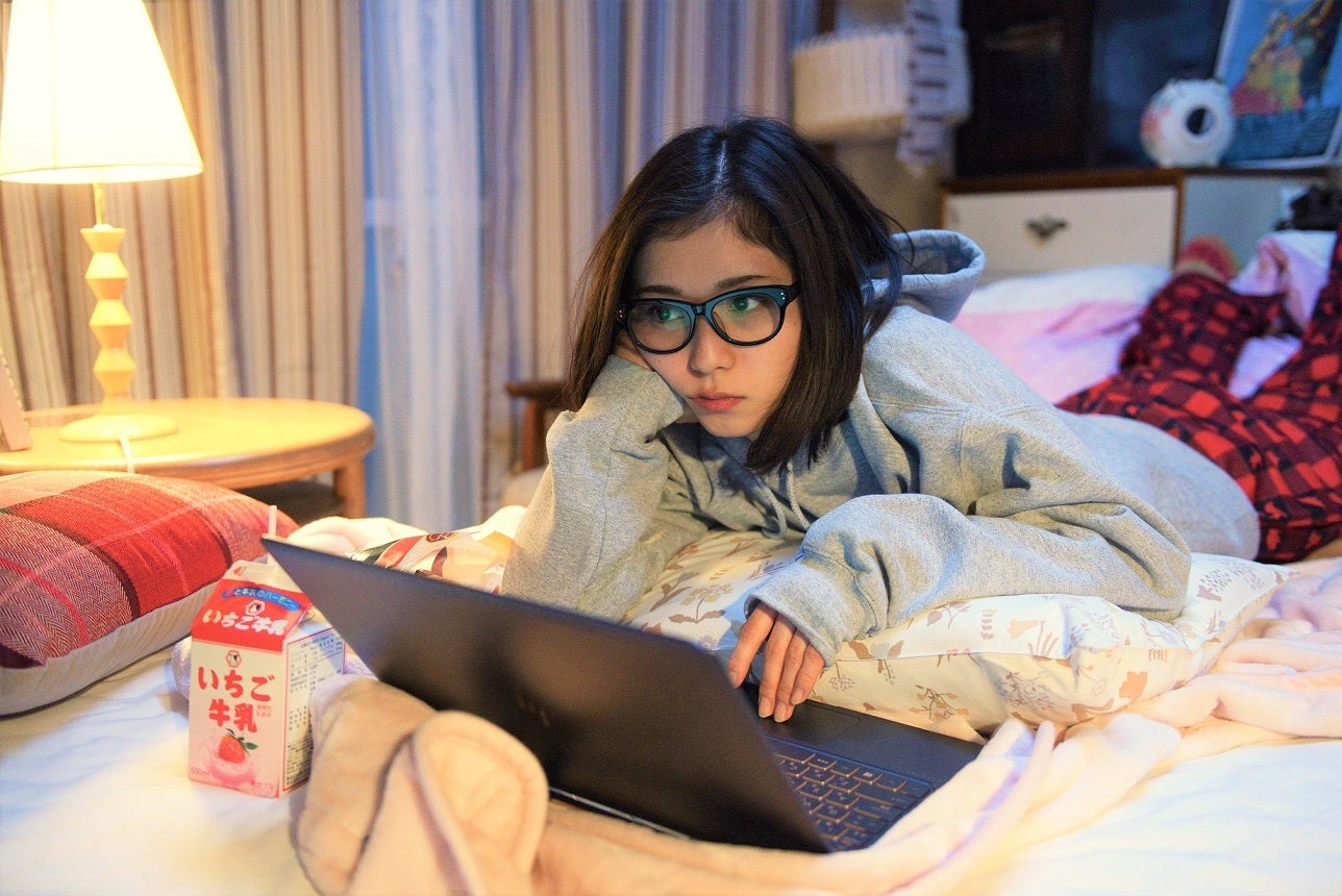 松岡茉優、“恋愛ド素人OL”でコメディエンヌの才能開花　綿矢りさ原作小説を映像化