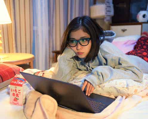 松岡茉優、“恋愛ド素人OL”でコメディエンヌの才能開花 綿矢りさ原作小説を映像化