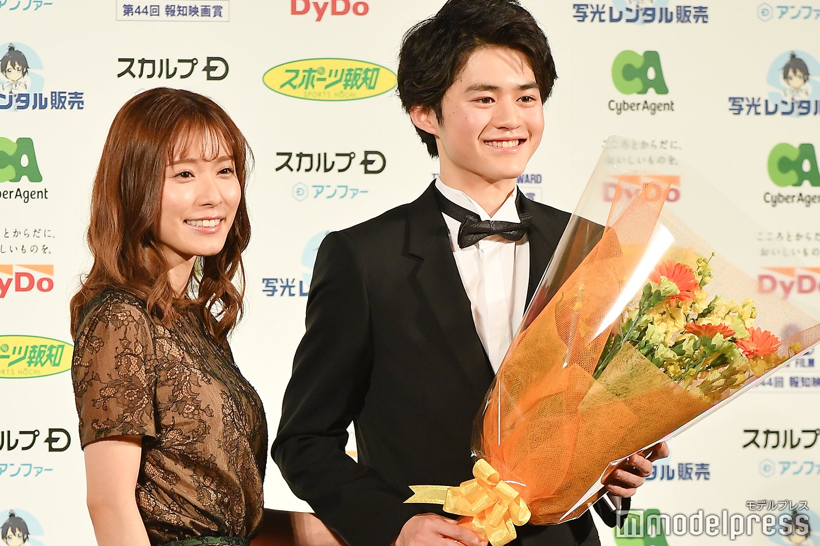 （左から）松岡茉優、鈴鹿央士（C）モデルプレス