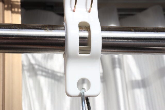 ハンガーも固定できる洗濯バサミ（3個）　ダイソー　穴