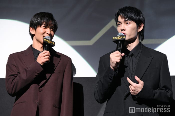目黒蓮(左)への愛が止まらない佐野勇斗(右)(C)モデルプレス