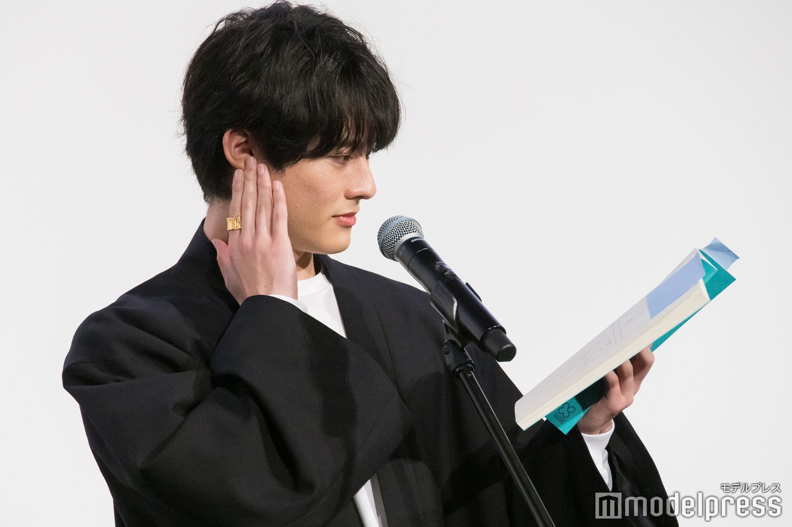 アフレコを披露する前田拳太郎（C）モデルプレス