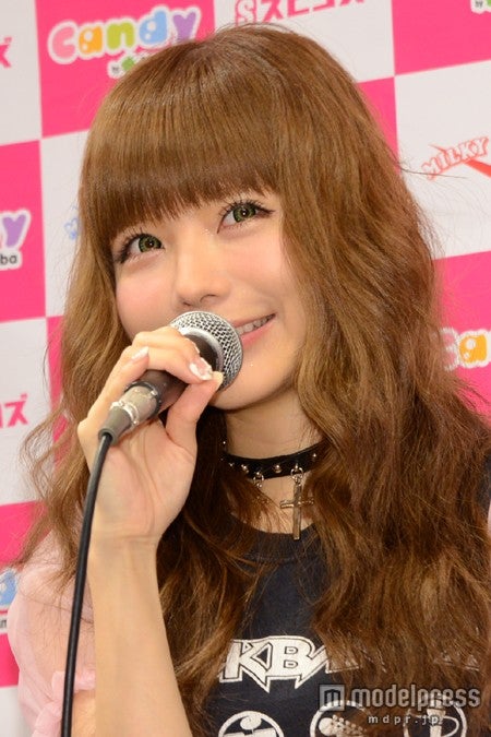 スピンズCandy支店1日店長に就任した益若つばさ