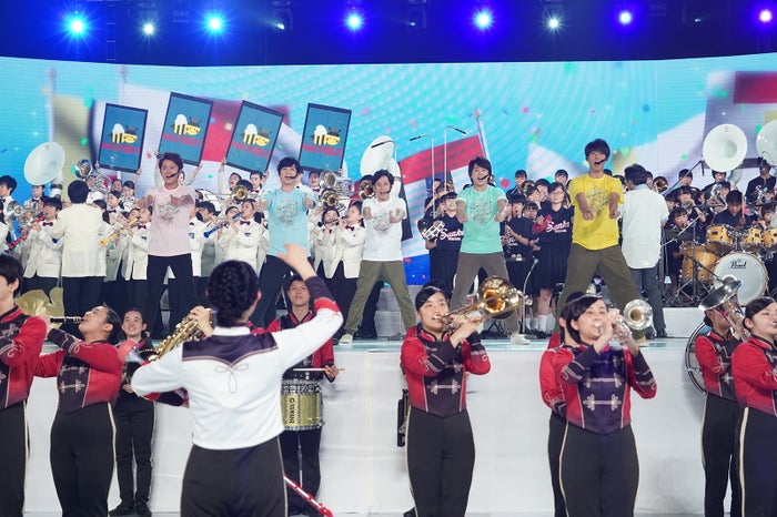 嵐 180人の高校生ブラスバンドと Guts 水卜麻美アナに迫力パフォーマンスでエール 24時間テレビ42 モデルプレス