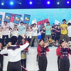 嵐、180人の高校生ブラスバンドと「GUTS!」水卜麻美アナに迫力パフォーマンスでエール<24時間テレビ42>