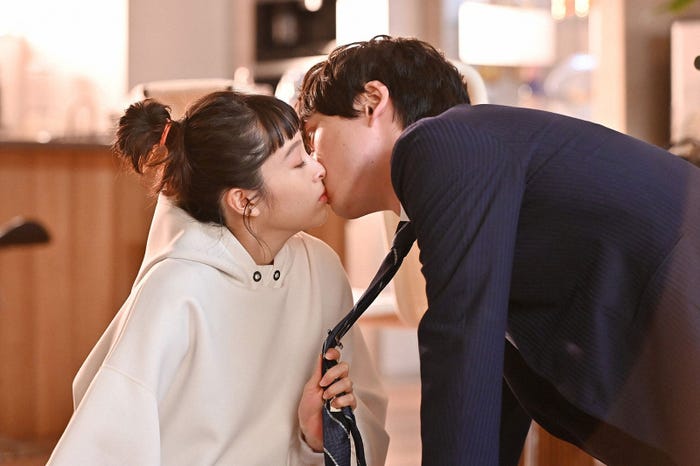清野菜名、坂口健太郎/「婚姻届に判を捺しただけですが」第6話より(C)TBS