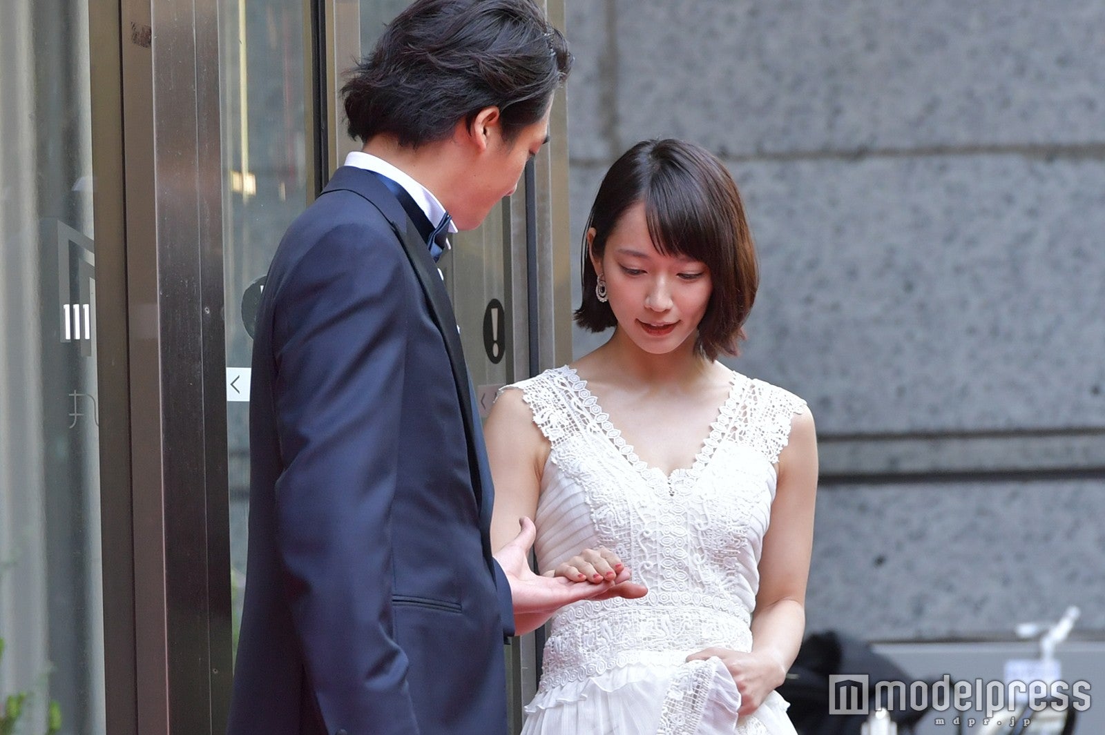 手を取り…「さぁ」 （C）モデルプレス