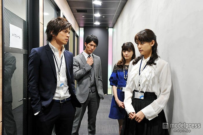 撮影の様子/左から:山本裕典、北代高士、佐藤ありさ、山本美月