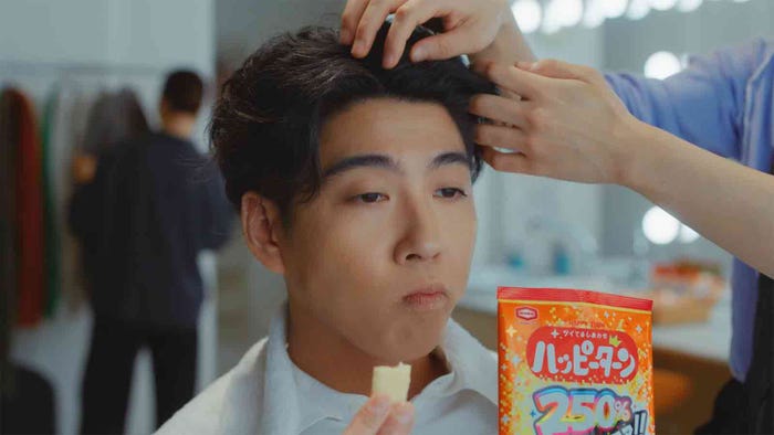 賀来賢人「ハッピーターンスパイス 旨味篇」「ハッピーターン250%パウダー 楽屋篇」より(提供写真)