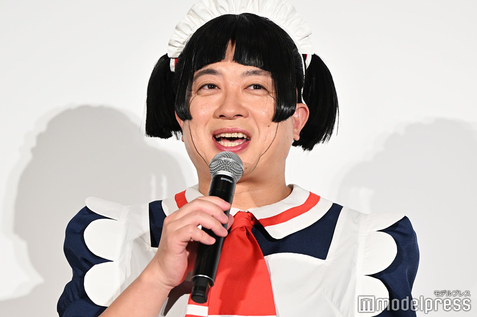 劇場版「僕とロボコ」公開記念舞台挨拶に登壇した松尾駿（C）モデルプレス