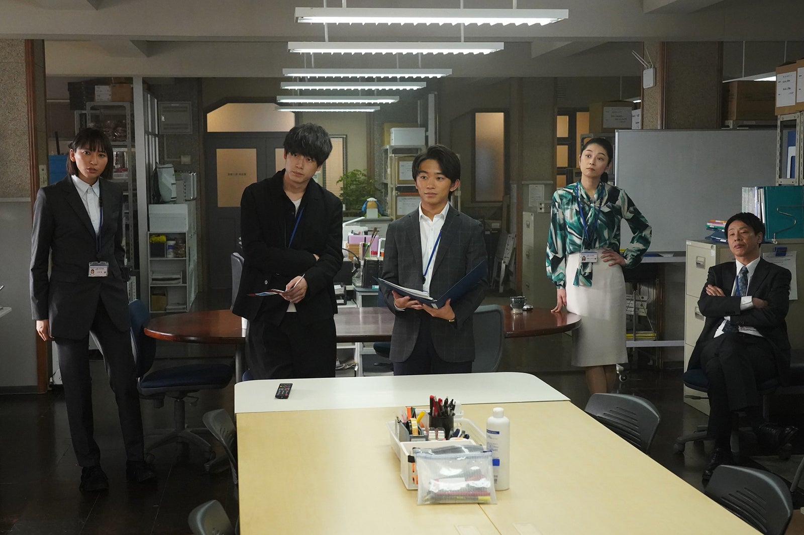 （左から）杏、坂口健太郎、加藤清史郎、小池栄子、大倉孝二／「競争の番人」第5話より（C）フジテレビ