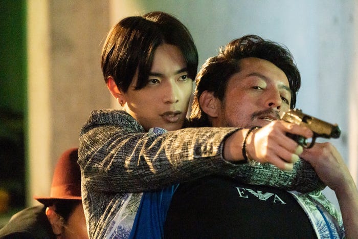 (左)高橋恭平「マイホームヒーロー」第4話より(C)山川直輝・朝基まさし/講談社/ドラマ「マイホームヒーロー」製作委員会・MBS