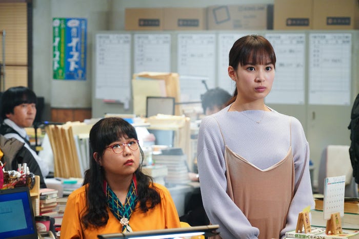 関水渚 (右)/「知らなくていいコト」より(C)日本テレビ