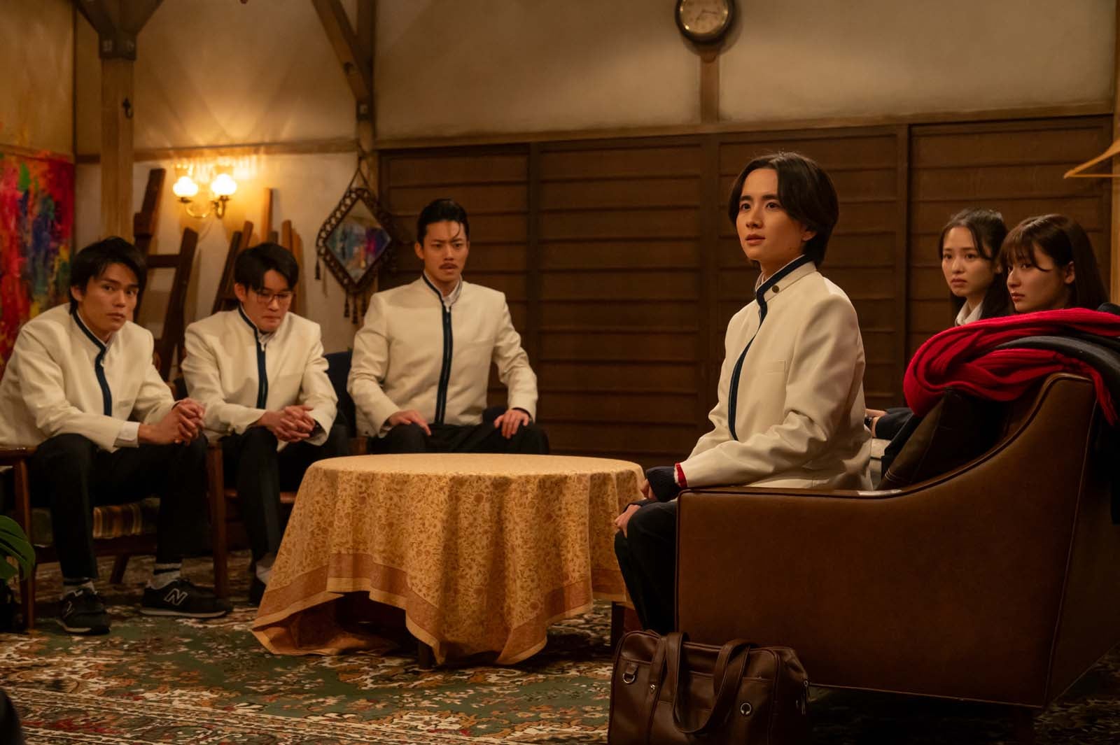 （左から）日向亘、山時聡真、井上祐貴、板垣李光人、横田真悠、吉川愛「マルス-ゼロの革命-」第8話より（C）テレビ朝日