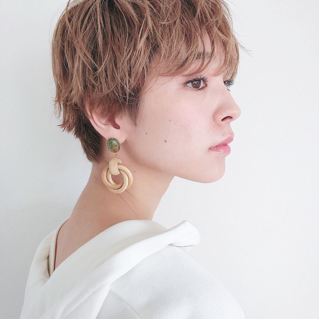ショートカットの女性