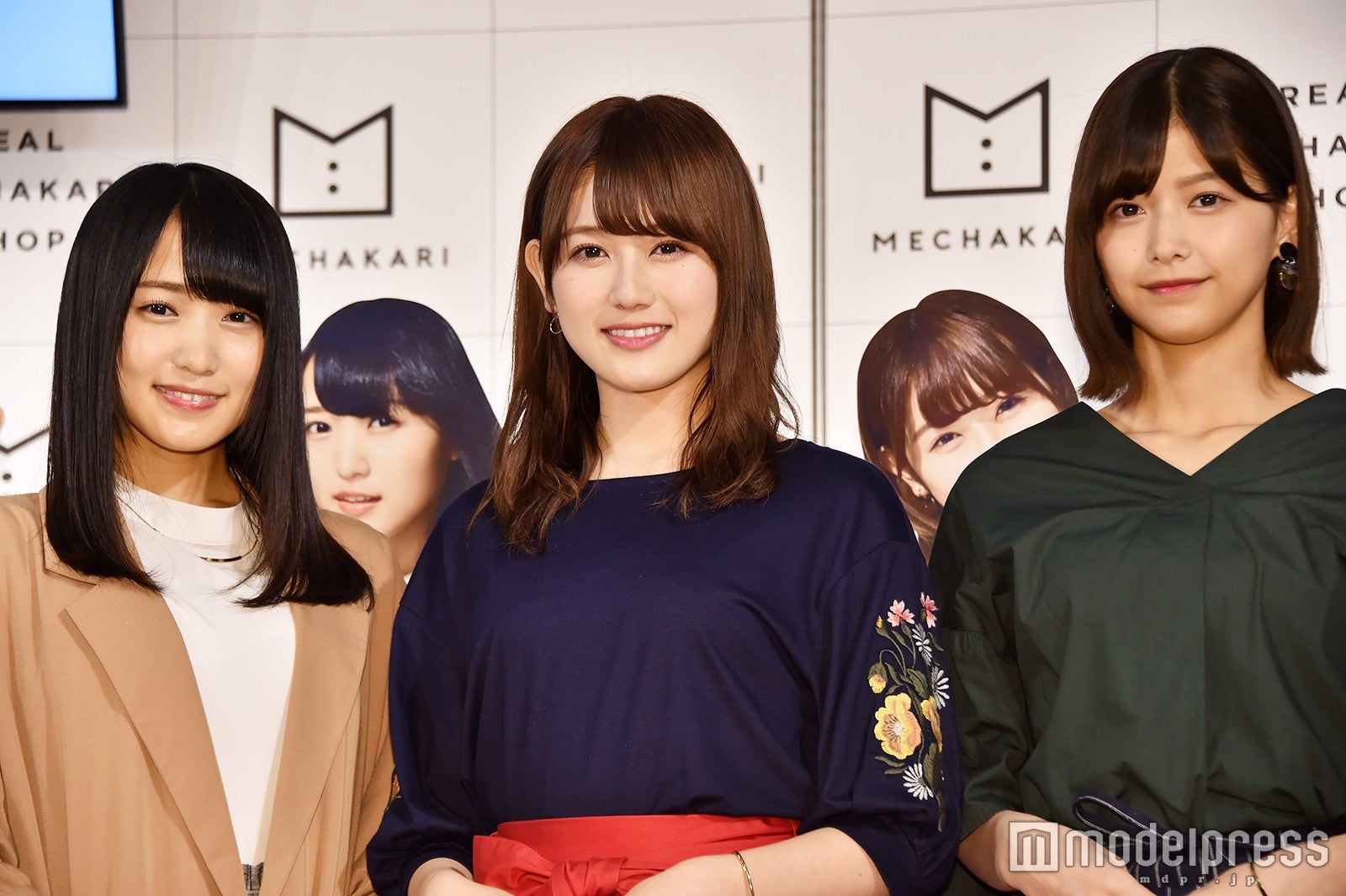 欅坂46菅井友香・守屋茜・渡邉理佐、秋ファッションで登場 女性ファンと交流