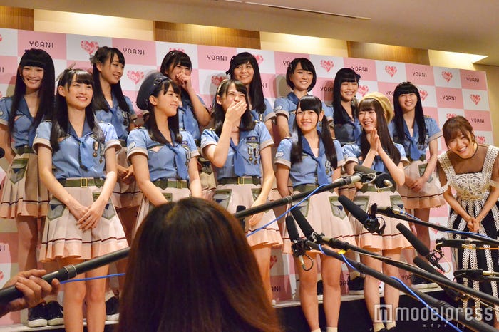 囲み取材を受けるメンバーと指原莉乃 (C)モデルプレス