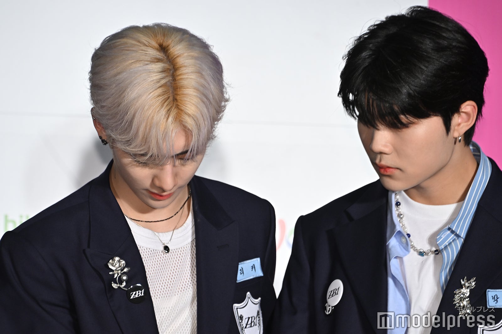 立ち位置を確認し合うリッキーとパク・ゴヌク（C）モデルプレス