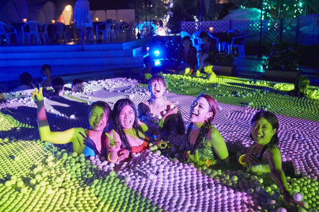 ハウステンボス「光のナイトプール」大人のオアシスで夏の夜遊びは決まり