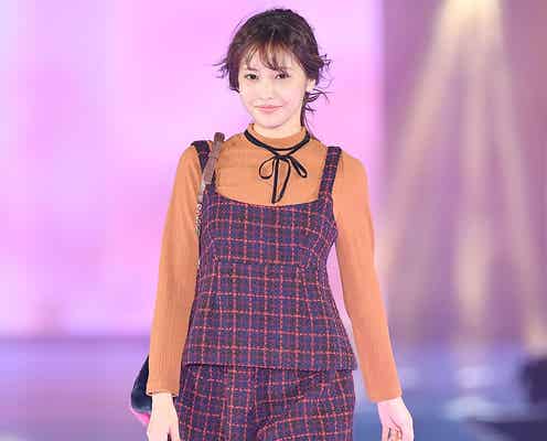 佐野ひなこの色白美脚&キュートな笑顔に釘づけ<GirlsAward 2016 A/W>